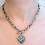 Halsband med turkosa kristaller - Hjärta