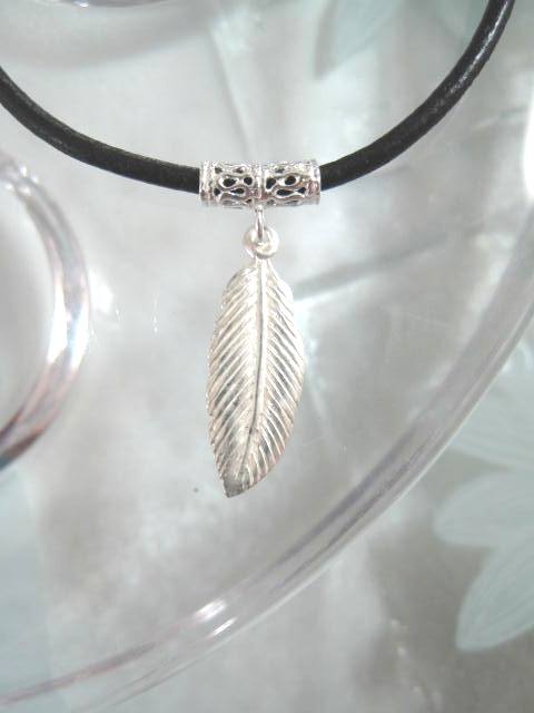 Silverfjäder hängsmycke på läderrem halsband - Svart/Filigran