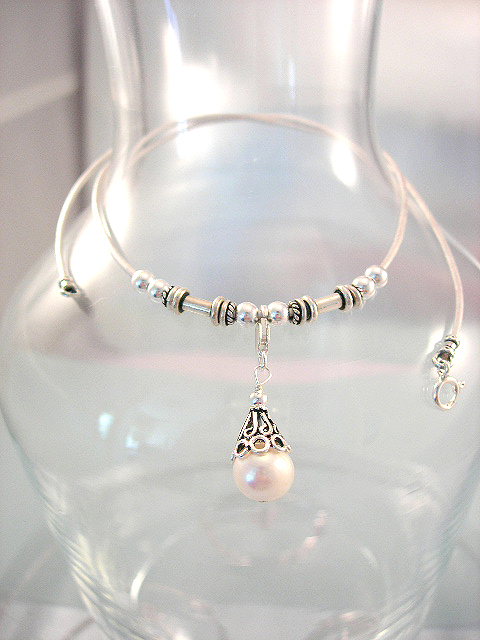 Sötvattenspärla på läderrem halsband - Silvervit/Berlock/Karbinlås