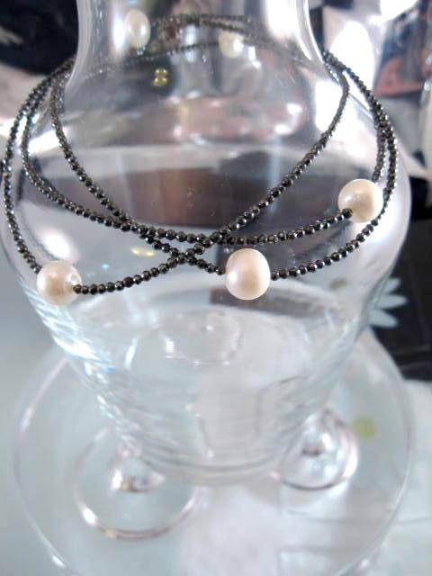 Hematit o Sötvattenspärlor halsband - Långt/Fasett/Svart/Vit