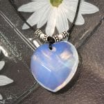 Opalithjärta hängsmycke på svart läderrem halsband - Fasett/Ljusblå/Långt/XL