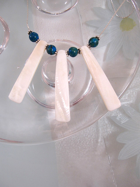 Pärlemor o Krysokolla på kedja halsband - Kant