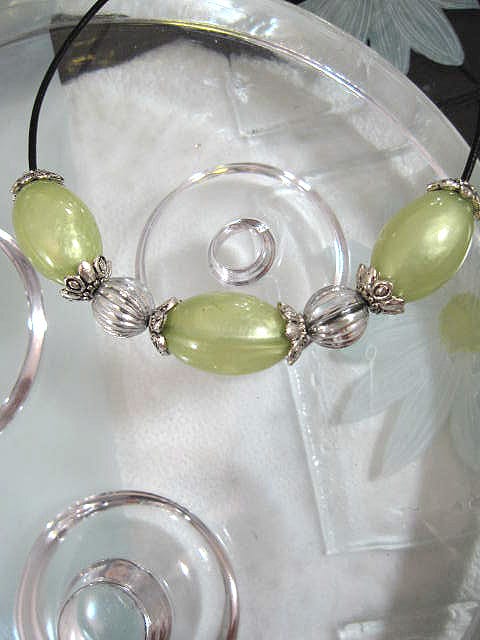 Pärlor på svart läderrem choker, halsband - Grön