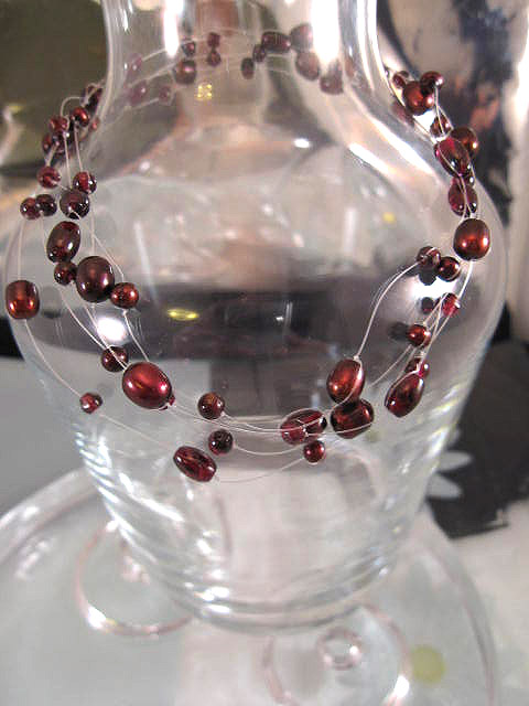 Långt "flytande" halsband med Granater o Sötvattenspärlor - Röd