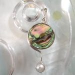 Abalone; Paua snäcka hänge med Sötvattenspärla - Rund