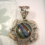 Regnbågscalsilica hänge - Cab