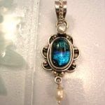 Dichroic glashänge med Sötvattenspärlor - Cab/Oval