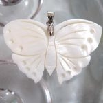 Bonus erbjudande 1000 - Pärlemor fjäril hänge - Vit/Djur