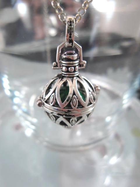 Sterling silver, öppningsbart hänge med utbytbar Grön harmonikula, 4,2 cm lång och 2,5 cm tjock som mest. Väger 11 gram.