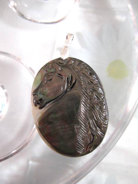 Pärlemor hängsmycke - Hästhuvud/Djur/Svart