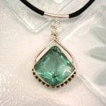 Halsband med Havsgrön Kvarts - Fasett/Kant/Läderrem