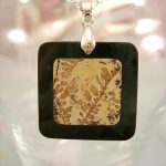 Bildjaspis hängsmycke i svart Jaspisram - Kant