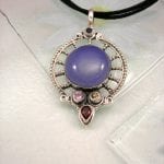 Kalcedon hänge med Granat, Citrin, Ametist, Iolit - Cab/Rund/XL