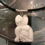 Howlit katt på läderrem halsband - Vit/Djur/Snidad