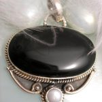 Onyx hänge med Sötvattenspärla - Svart/Cab/Oval