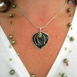 Onyx hänge dekorerad med  Peridot och Löv - Svart/Cab/Hjärta