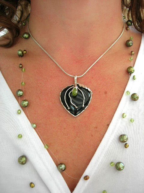 Onyx hänge dekorerad med Peridot och Löv - Svart/Cab/Hjärta