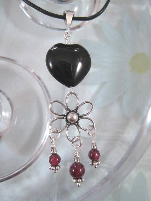 Onyx o Granat hängsmycke - Daisy Blomma/Hjärta