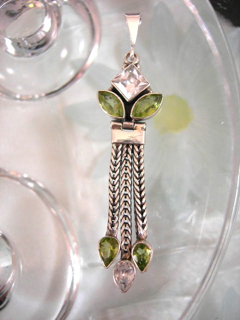 Peridot o Topas hängsmycke - Fasett/Ranka/Vit