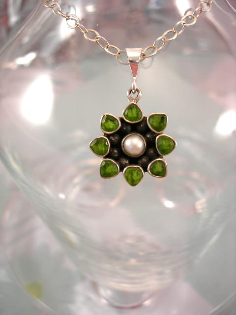 Bonus erbjudande 1000 - Peridot hängsmycke med Sötvattenspärla