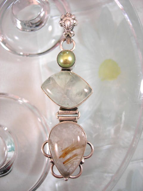 Mossprenit, Rutilkvarts o Sötvattenspärla hängsmycke - Cab/Droppe