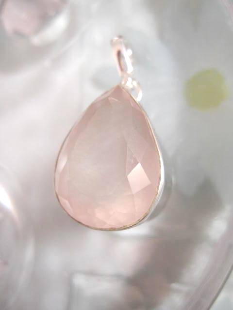 Rosenkvarts hängsmycke - Fasett/Droppe