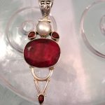 Rubin, Granater o Sötvattenspärla hängsmycke - Oval