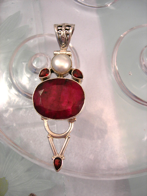 Rubin, Granater o Sötvattenspärla hängsmycke - Oval