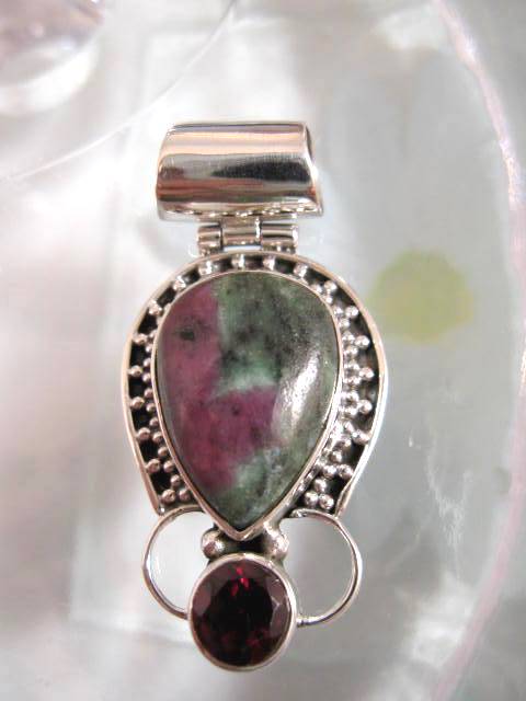 Rubin i Zoisit o Granat Hängsmycke - Cab/Fasett/Oval
