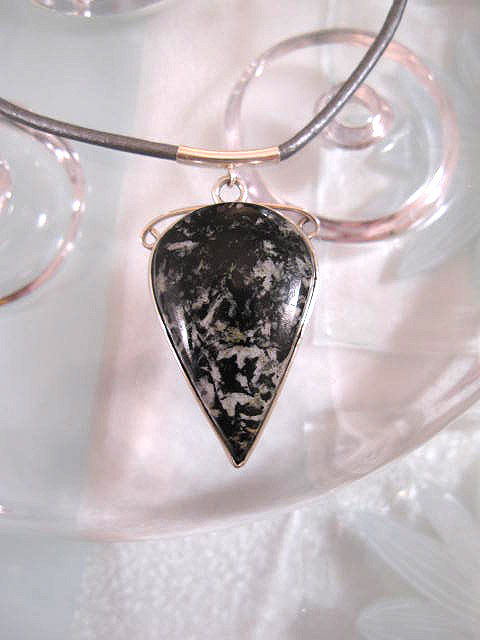 Snöflinge obsidian på grå läderrem halsband - Cab/Droppe