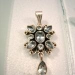 Topas hänge - Ljusblå/Fasett/Blomma