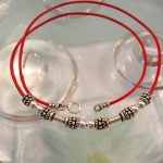 Läderrem 1 mm, halsband med silverstavar, silverpärlor - Röd/Berlock