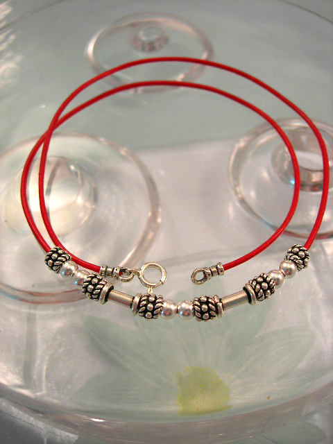 Läderrem 1 mm, halsband med silverstavar, silverpärlor - Röd/Berlock