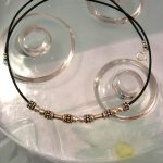 Läderrem 1 mm, halsband med silverstavar o silverrondeller - Berlock/Svart