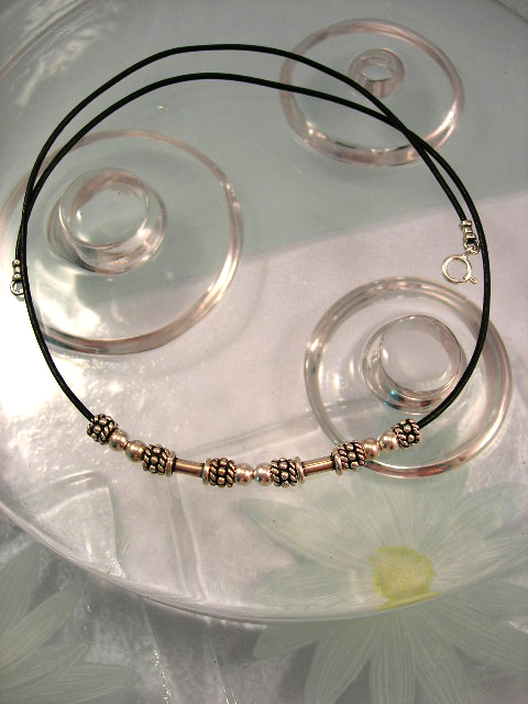 Läderrem 1 mm, halsband med silverstavar o silverrondeller - Berlock/Svart