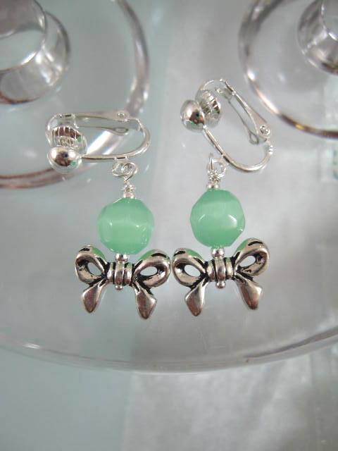 Clips örhängen med Glaspärlor - Fasett/Grön/Rosetter