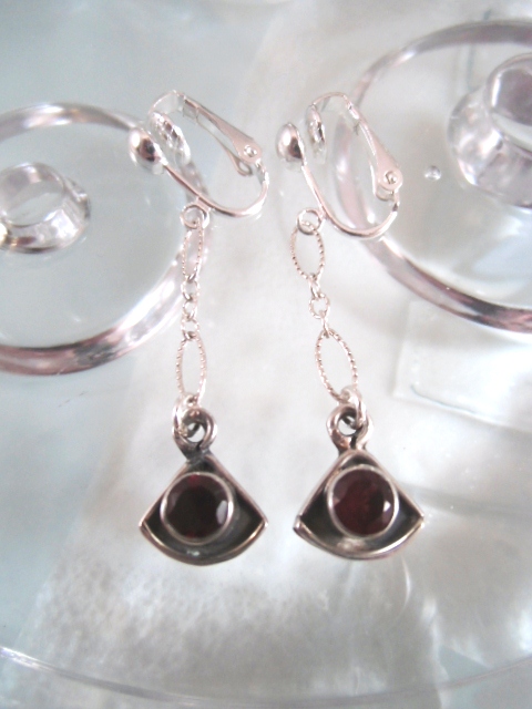 Clips örhängen med Granater på kedja - Fasett/Långa