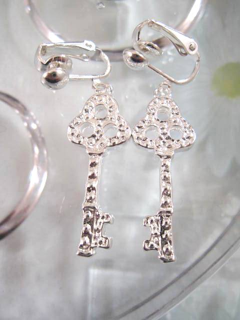 Clips örhängen med nyckel - Silverpläterade