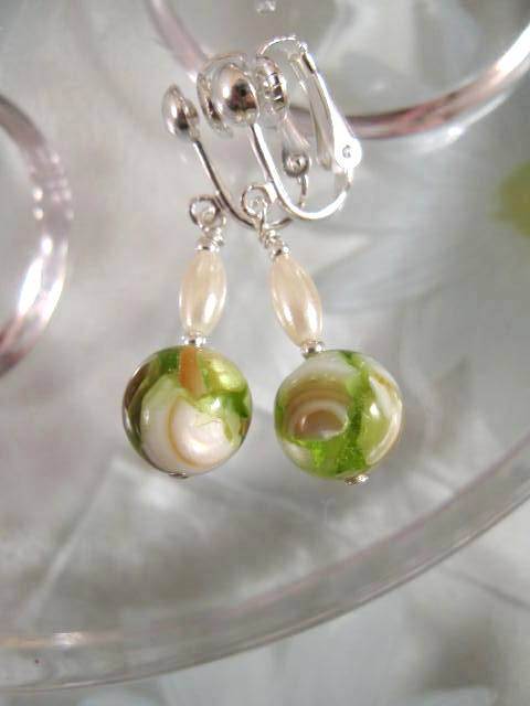 Clips örhängen med Pärlemor - Grön/Vit/Brun