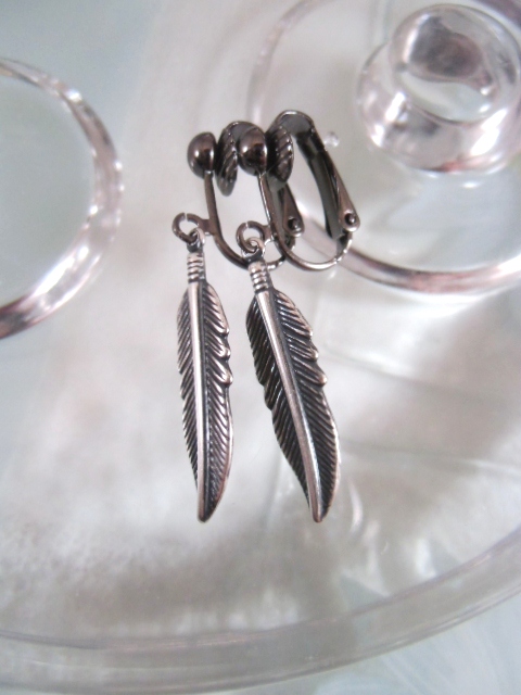 Clips örhängen med Fjäder - Svart/Unisex