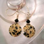 Dalmatiner Jaspis o Swarovskikristall örhängen - Fasett/Rund