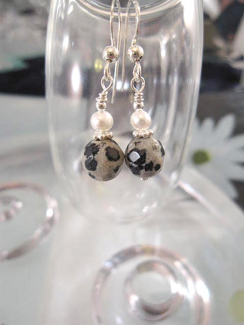 Dalmatinerjaspis o Sötvattenspärlor örhängen - Fasett/Vit