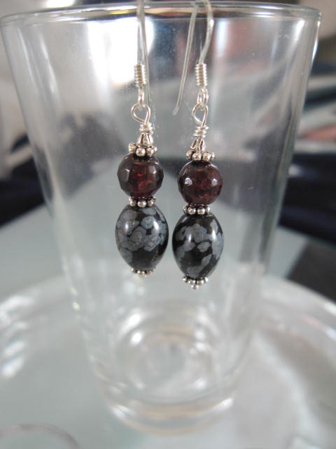 Granat o Snöflige obsidian örhängen