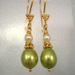 Guld, Vermeil örhängen med Sötvattenspärlor - Grön/Vit