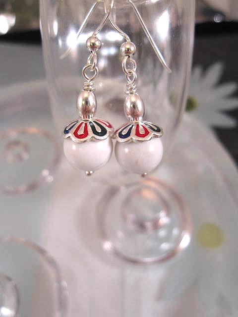 Emaljerade örhängen med Howlitpärlor - Vit