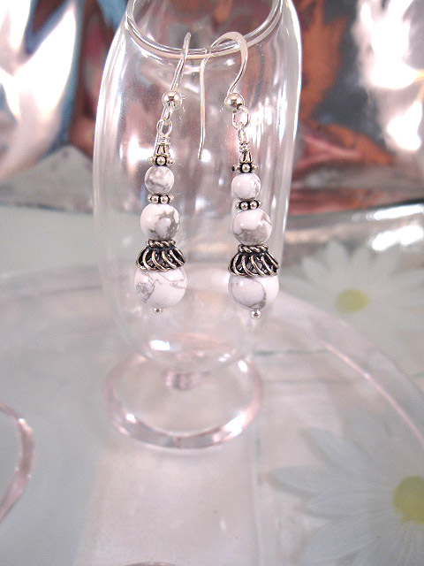 Howlit örhängen - Pärlor/Vit