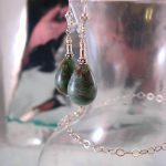 Regnbågscalsilica droppar örhängen - Droppe/Fleur de Lis/Leverback/XL