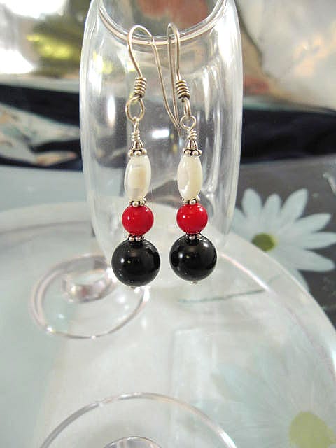 Onyx, Korall o Pärlemor örhängen - Svart/Röd/Vit