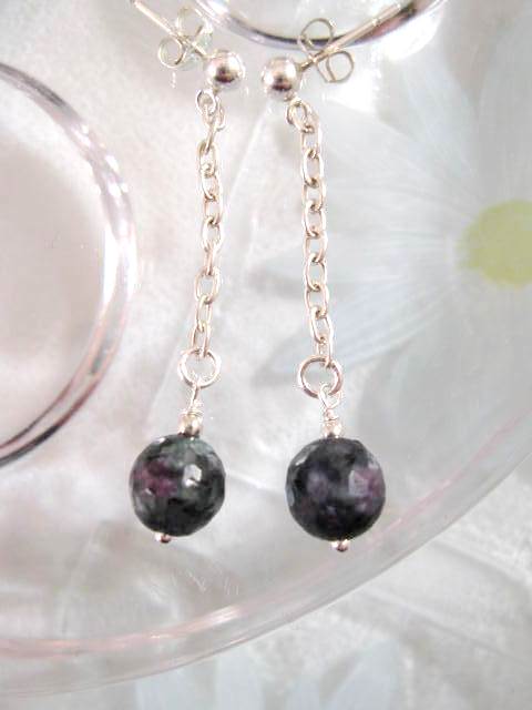 Rubin i Zoisit örhängen på kedja - Fasett/Studs