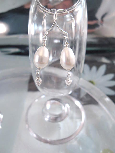 Swarovskipärlor o Meshpärlor örhängen - Vit/Droppe